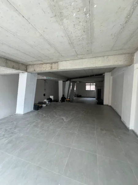 Tirane, jepet me qera zyre Kati 1, 160 m² 1.500 € (PAZARI I RI)
