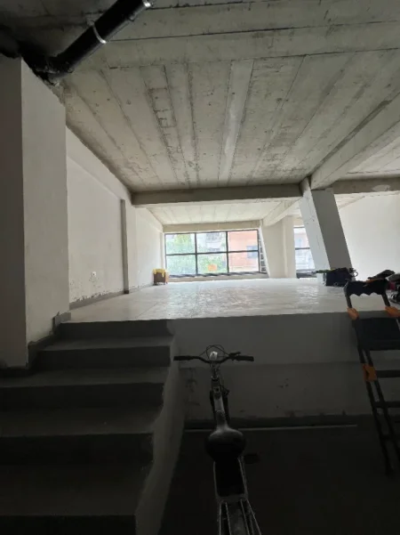 Tirane, jepet me qera zyre Kati 1, 160 m² 1.500 € (PAZARI I RI)