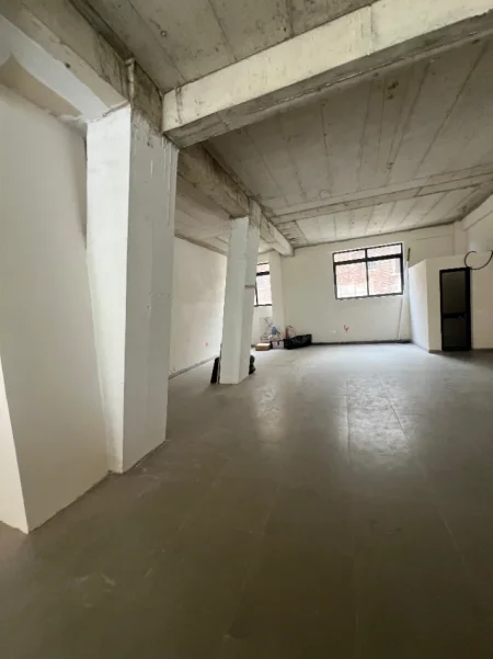 Tirane, jepet me qera zyre Kati 1, 160 m² 1.500 € (PAZARI I RI)