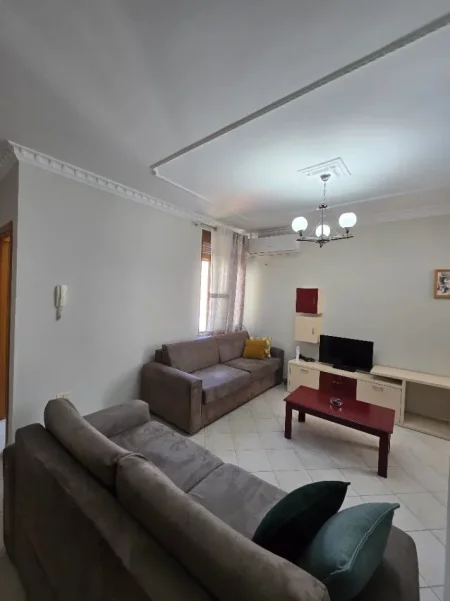 Tirane, jepet me qera apartament 2+1 Kati 8, 75 m² 670 € (Rruga Fortuzi)