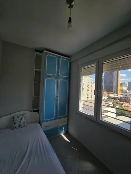 Tirane, jepet me qera apartament 2+1 Kati 8, 75 m² 670 € (Rruga Fortuzi)