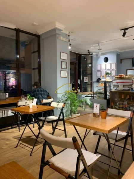 Tirane, jepet me qera ambjent biznesi Kati 0, 140 m² 1.300 € (KINOSTUDIO)