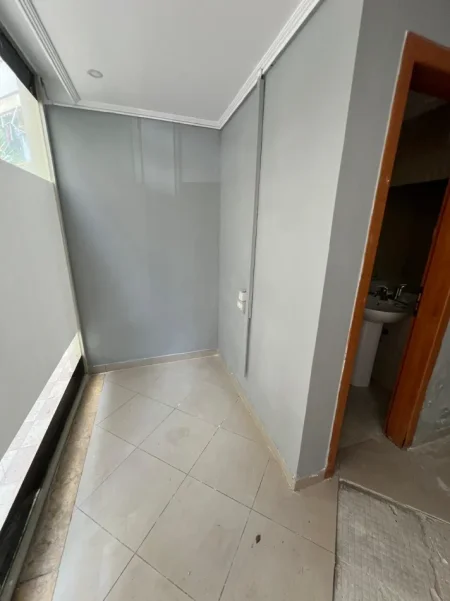 Tirane, jepet me qera zyre Kati 0, 100 m² 800 € (PAZARI I RI)