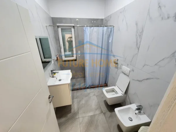 Tirane, jepet me qera apartament 2+1+Ballkon Kati 1, 120 m² 800 € (Liqeni i Thate)