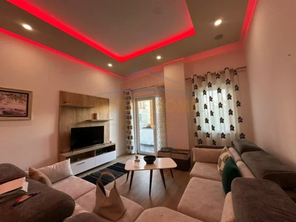 Tirane, jepet me qera apartament 2+1+Ballkon Kati 1, 120 m² 800 € (Liqeni i Thate)