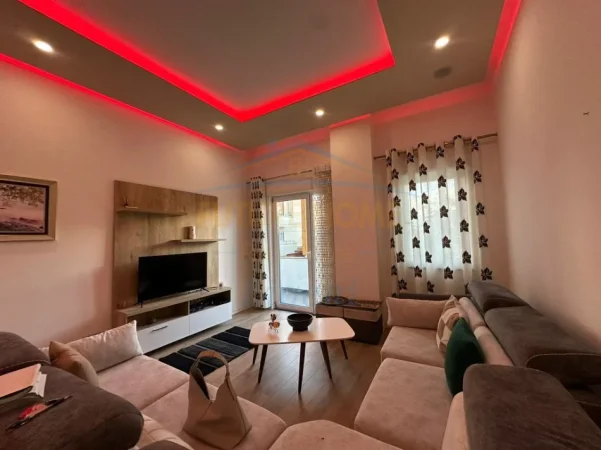 Tirane, jepet me qera apartament 2+1+Ballkon Kati 1, 120 m² 800 € (Liqeni i Thate)