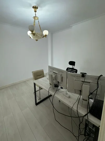 Tirane, jepet me qera zyre Kati 4, 90 m² 1.000 € 