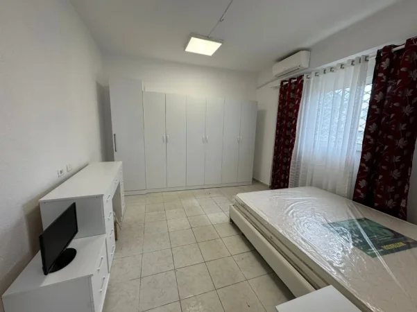 Tirane, jepet me qera apartament 1+1+Ballkon Kati 0, 67 m² 400 € (ne rrugen e Dibres Tirane)