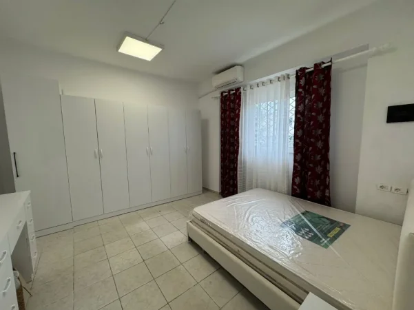 Tirane, jepet me qera apartament 1+1+Ballkon Kati 0, 67 m² 400 € (ne rrugen e Dibres Tirane)