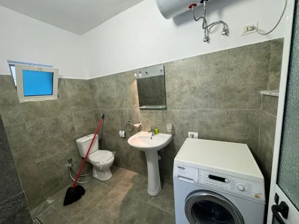 Tirane, jepet me qera apartament 1+1+Ballkon Kati 0, 67 m² 400 € (ne rrugen e Dibres Tirane)