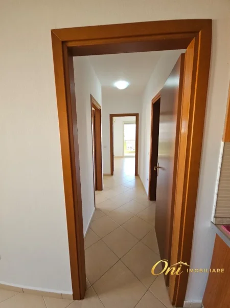 Tirane, jepet me qera zyre Kati 4, 120 m² 1.000 € (PRANE DREJTORISE SE HIGJENES)