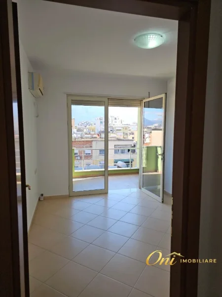 Tirane, jepet me qera zyre Kati 4, 120 m² 1.000 € (PRANE DREJTORISE SE HIGJENES)