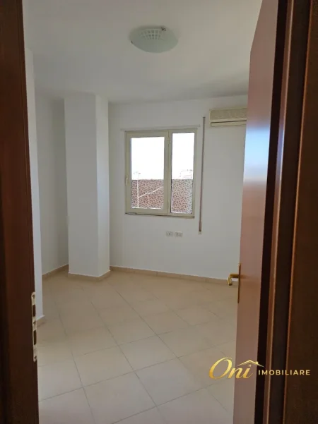 Tirane, jepet me qera zyre Kati 4, 120 m² 1.000 € (PRANE DREJTORISE SE HIGJENES)