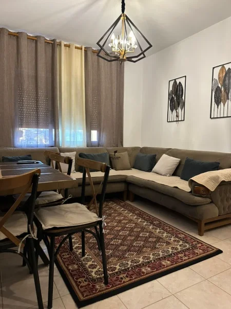 Tirane, jepet me qera apartament 1+1 Kati 8, 70 m² 550 € (KOMUNA E PARISIT)