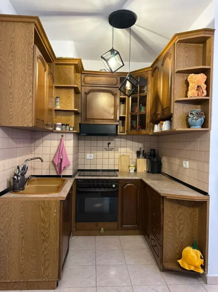 Tirane, jepet me qera apartament 1+1 Kati 8, 70 m² 550 € (KOMUNA E PARISIT)