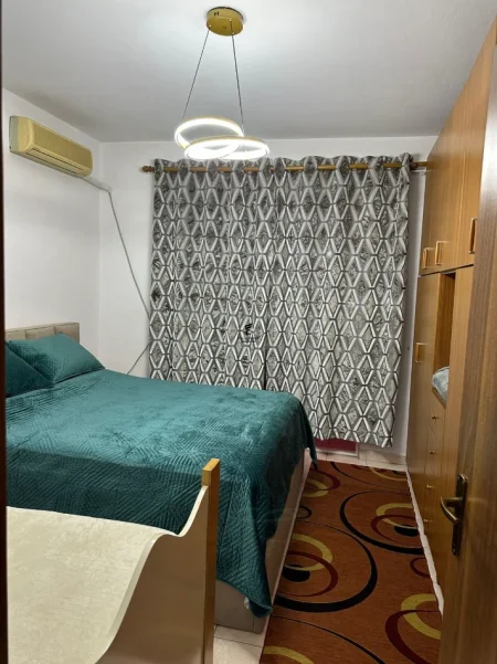 Tirane, jepet me qera apartament 1+1 Kati 8, 70 m² 550 € (KOMUNA E PARISIT)