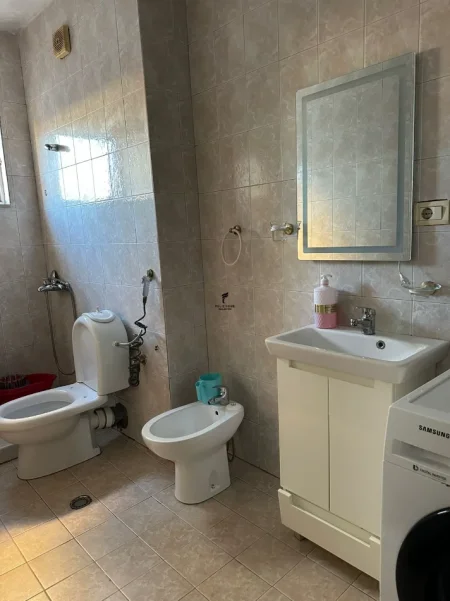 Tirane, jepet me qera apartament 1+1 Kati 8, 70 m² 550 € (KOMUNA E PARISIT)