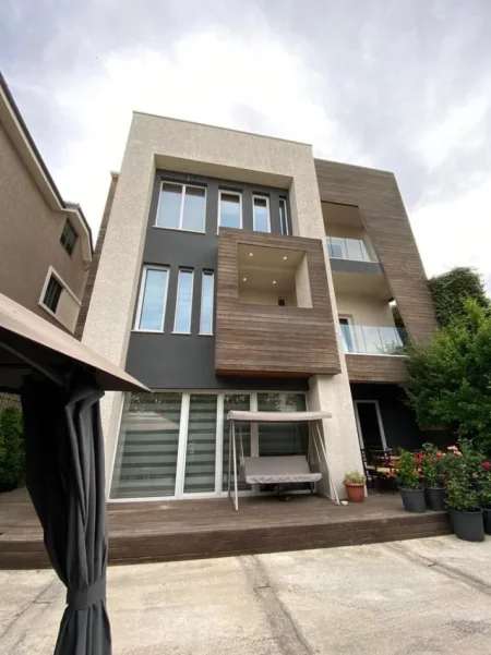 Tirane, shitet Vile 3 Katshe Kati 3, 390 m² (Prane Ambasades Amerikane)