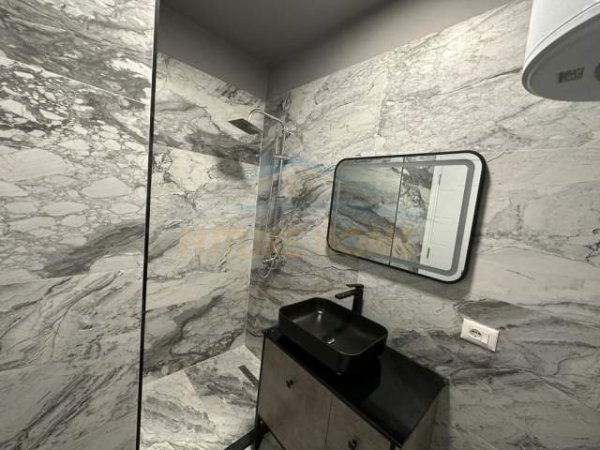 Tirane, jepet me qera apartament 2+1 Kati 7, 900 Euro (Komuna Parisit)