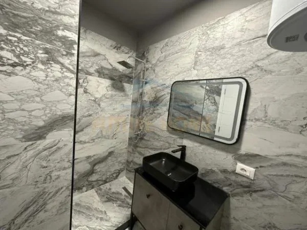 Tirane, jepet me qera apartament 2+1 Kati 7, 900 Euro (Komuna Parisit)