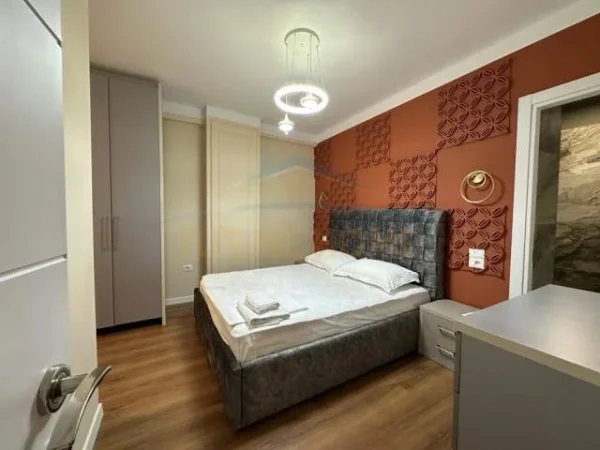 Tirane, jepet me qera apartament 2+1 Kati 7, 900 Euro (Komuna Parisit)