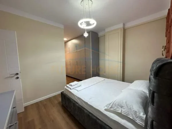 Tirane, jepet me qera apartament 2+1 Kati 7, 900 Euro (Komuna Parisit)