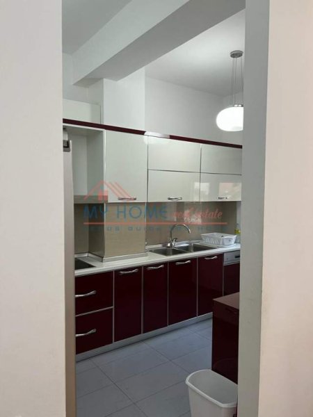 Tirane, jepet me qera apartament 3+1+BLK Kati 3, 169 m² 1.200 Euro (Sauk)