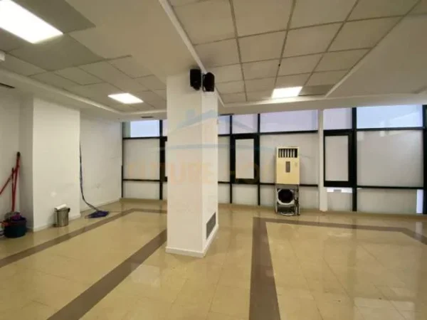 Tirane, jepet me qera ambjent biznesi Kati 1, 270 m² 3.000 Euro (Pazari i Ri)