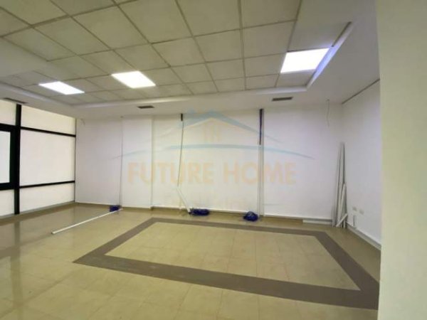 Tirane, jepet me qera ambjent biznesi Kati 1, 270 m² 3.000 Euro (Pazari i Ri)