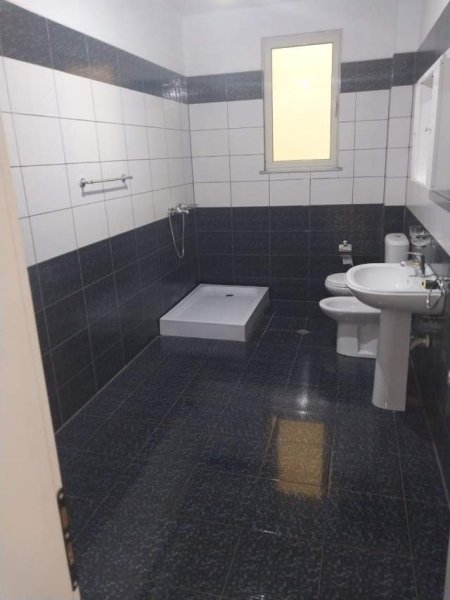Tirane, jepet me qera apartament 1+1 per zyre Kati 5, 110 m² 50.000 Leke (Kodra e Diellit)