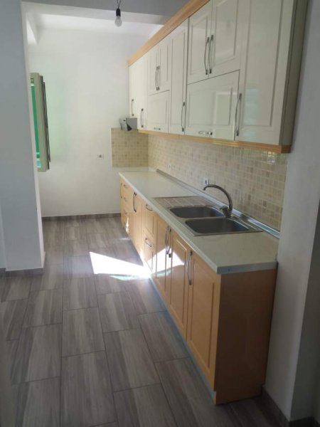 Tirane, jepet me qera apartament 1+1 Kati 5, 110 m² 38.000 Leke (Kodra e Diellit)
