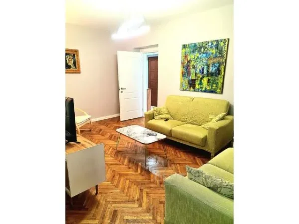 Tirane, jepet me qera apartament 80 m² 650 Euro (myslym shyre)