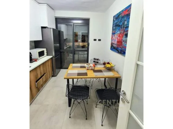 Tirane, jepet me qera apartament 80 m² 650 Euro (myslym shyre)