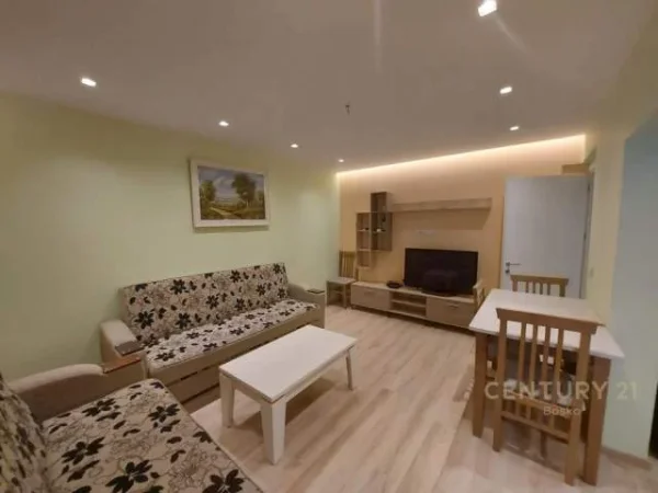 Tirane, jepet me qera apartament 60 m² 400 Euro (frosina plaku)