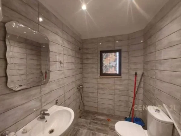 Tirane, jepet me qera apartament 60 m² 400 Euro (frosina plaku)