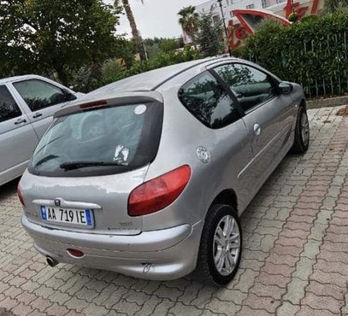 Tirane, shitet makine Peugeot Viti 2002, 600 Euro