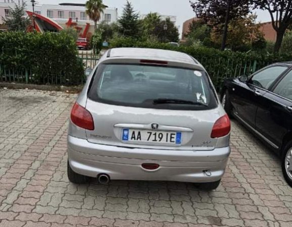 Tirane, shitet makine Peugeot Viti 2002, 600 Euro