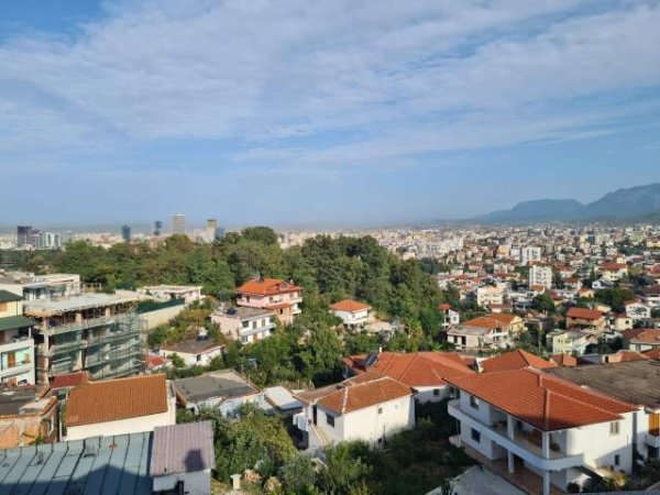 Tirane, jepet me qera Vile 4 kateshe, 650 m² 2.500 Euro (prane restorant Xibraku)