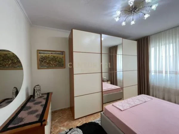 Tirane, jepet me qera apartament 1+1+BLK 60 m² 600 Euro (rruga kosvareve)
