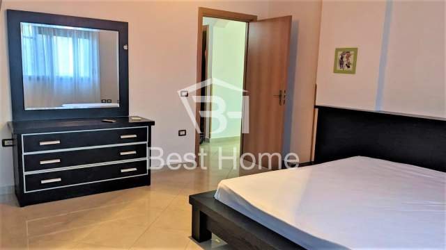 Tirane, jepet me qera apartament 2+1+BLK Kati 4, 112 m² 600 Euro (Rruga e Barrikadave)