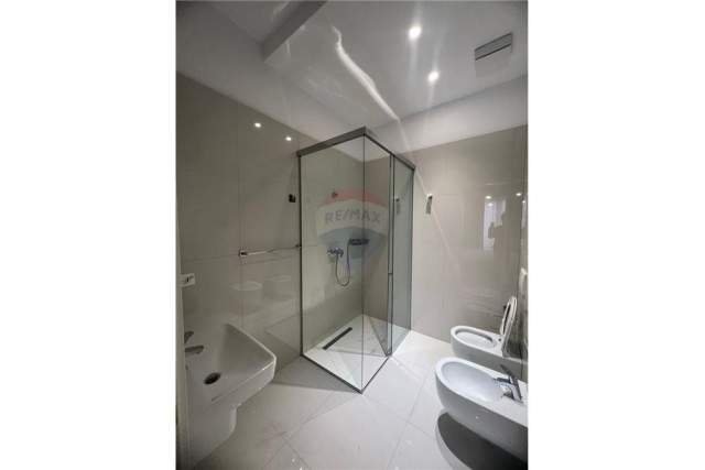 Tirane, jepet me qera apartament 2+1+BLK Kati 6, 122 m² 900 Euro (Rruga e Kavajes)
