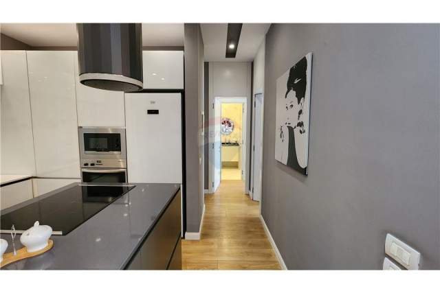 Tirane, jepet me qera apartament 2+1 Kati 2, 98 m² 900 Euro (Liqeni i thate)