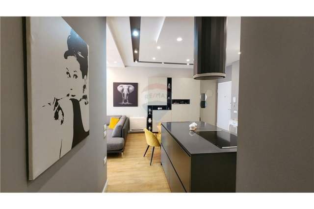 Tirane, jepet me qera apartament 2+1 Kati 2, 98 m² 900 Euro (Liqeni i thate)