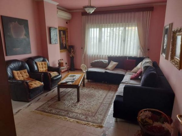 Tirane, shitet apartament 3+1 Kati 3, 138 m² 240.000 Euro (Stacioni i Trenit)