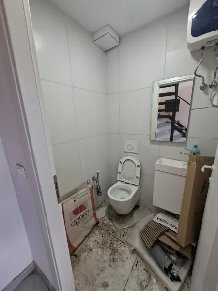 DYQAN ME QIRA PRANE VASIL SHANTOS  450 EURO