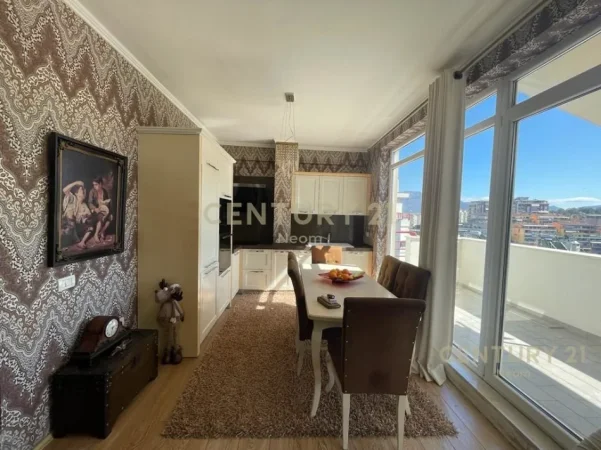 Tirane, jepet me qera apartament 3+1+Ballkon Kati 4, 150 m² 1.100 € (liqeni i thate)