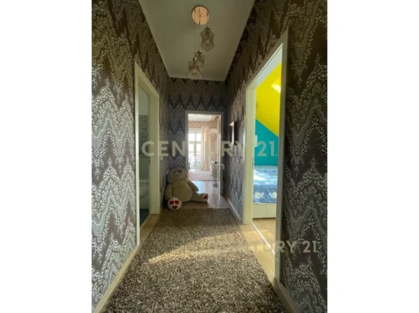 Tirane, jepet me qera apartament 3+1+Ballkon Kati 4, 150 m² 1.100 € (liqeni i thate)