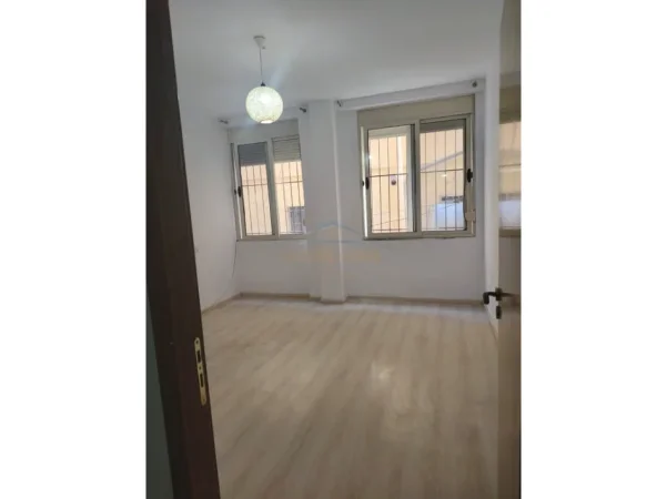 Tirane, shitet apartament 2+1 Kati 1, 75 m² 115.000 € (Rruga 5 Maji)
