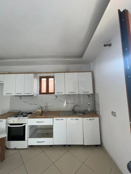 Tirane, jepet me qera apartament 2+1 Kati 1, 80 m² 300 € (Stacioni I Trenit)