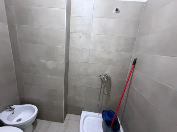 Tirane, jepet me qera apartament 3+1 Kati 3, 00 € (5 MAJI)